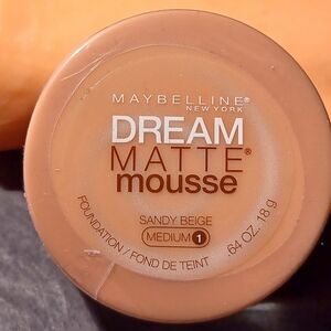 Maybelline Dream Matte Mousse Foundation — Sandy Beige (Medium 1) # 60